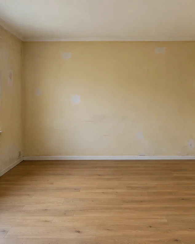 Avant : une pièce aux murs jaunis et rebouchés.