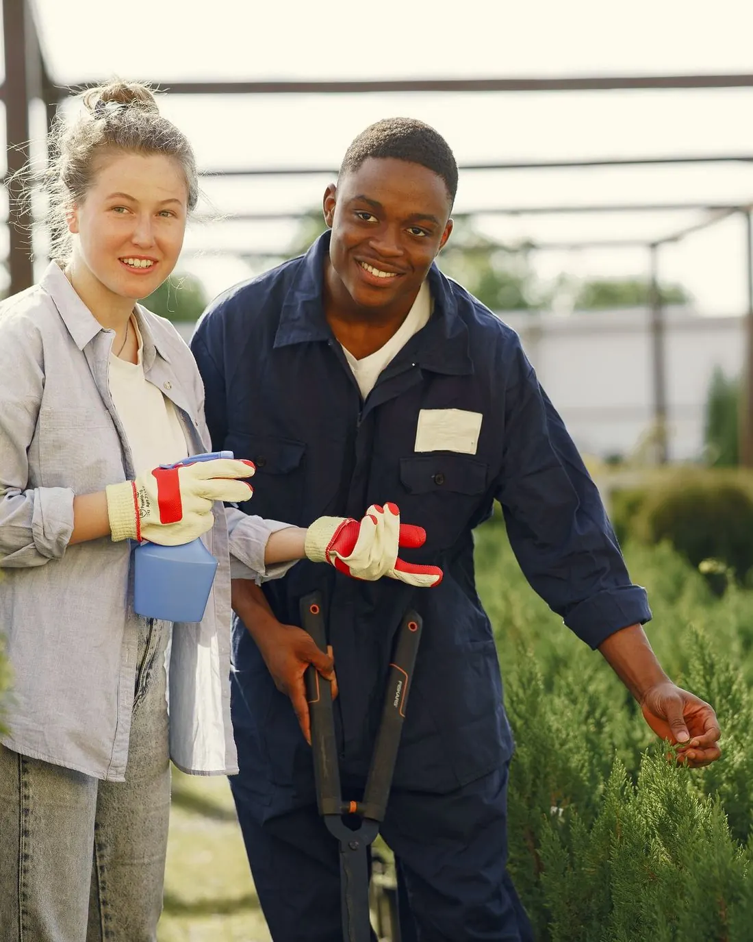 Une équipe de jardiniers au travail.